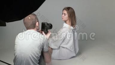 男摄影师拍摄少女白种人假扮照片的后台
